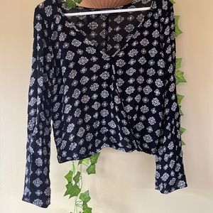 Black and cream flowery American Eagle top